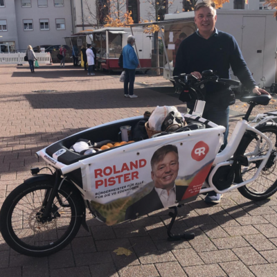 Roland Pister auf Wochenmarkt in Edenkoben